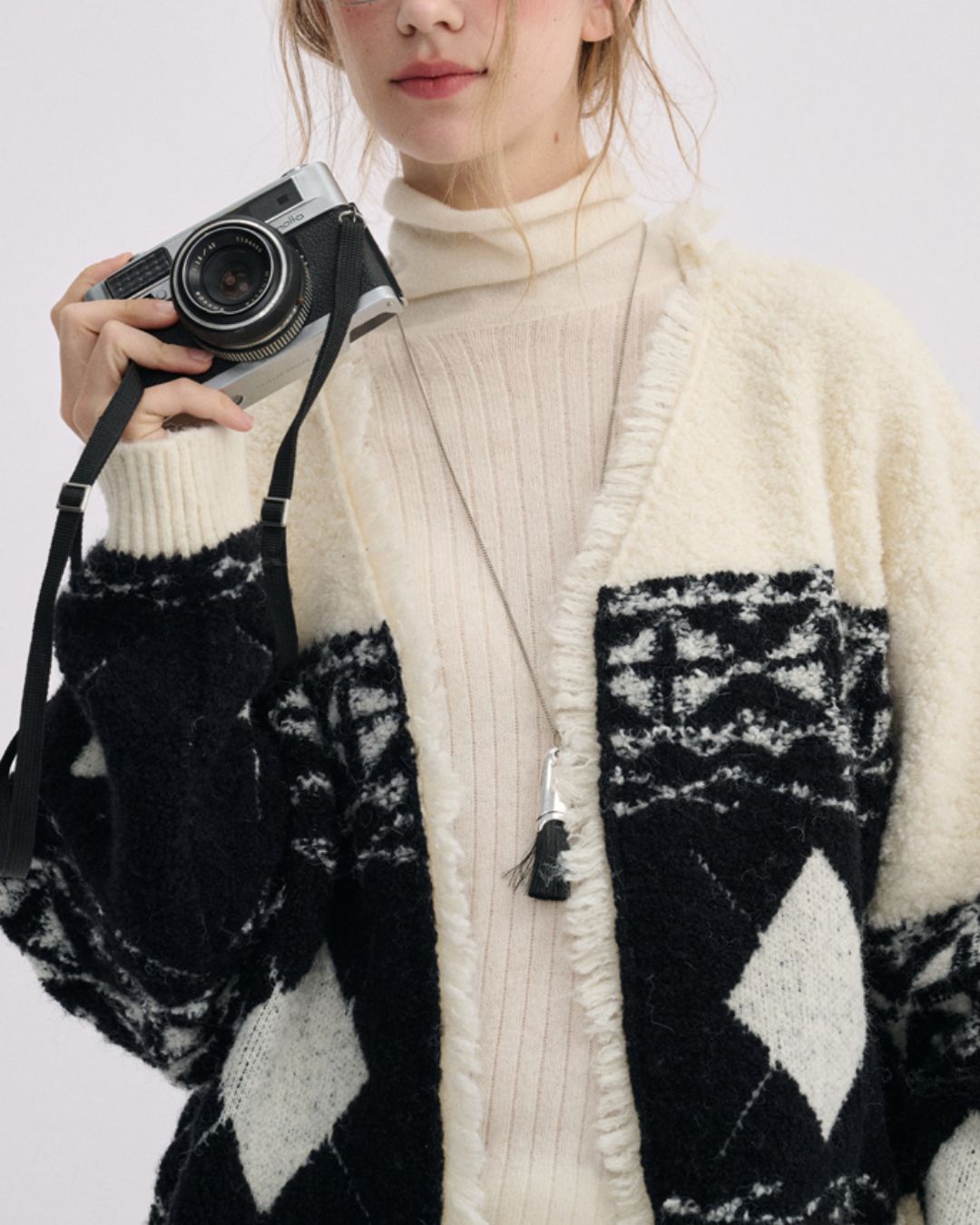 V-neck Geometric Raw Edge Knit Cardigan　KN076