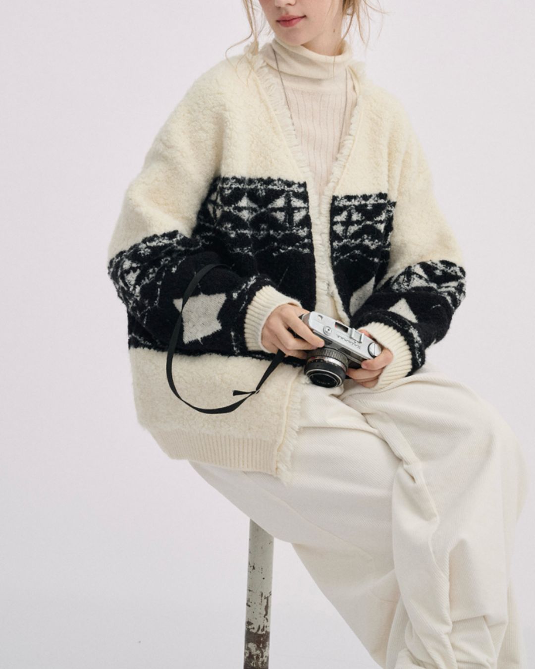 V-neck Geometric Raw Edge Knit Cardigan　KN076