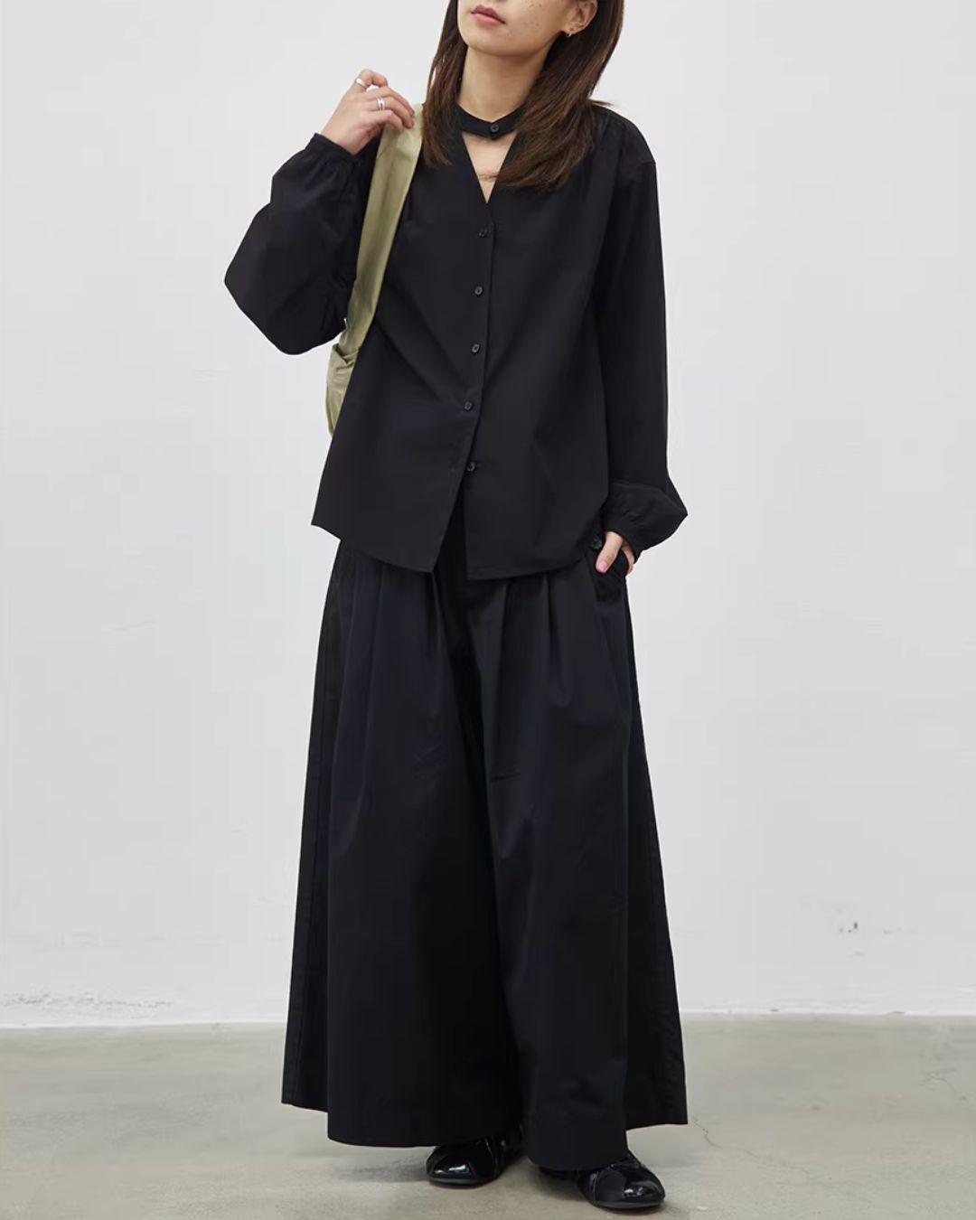 Cutout V-neck Shirt　LS066