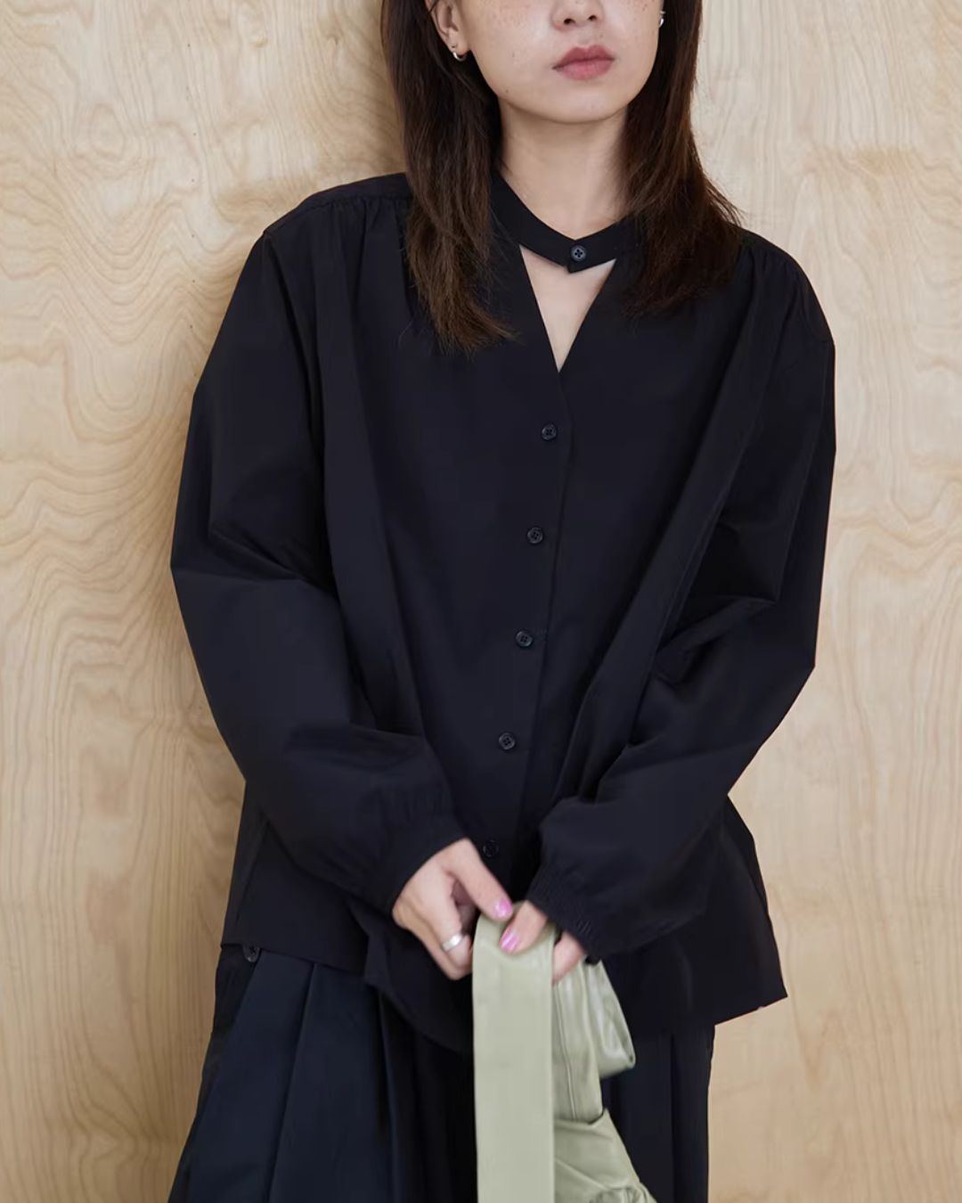 Cutout V-neck Shirt　LS066