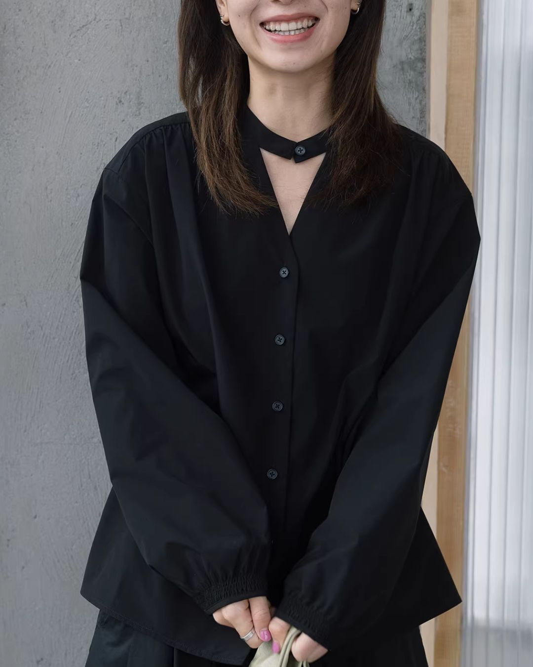 Cutout V-neck Shirt　LS066