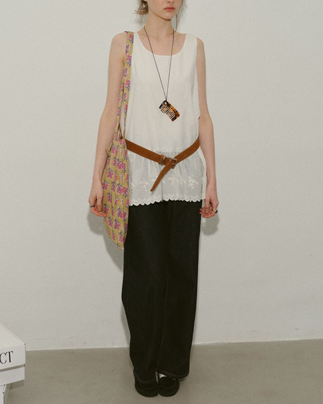 Small Flower Ruffle Sleeveless Shirt　SS001