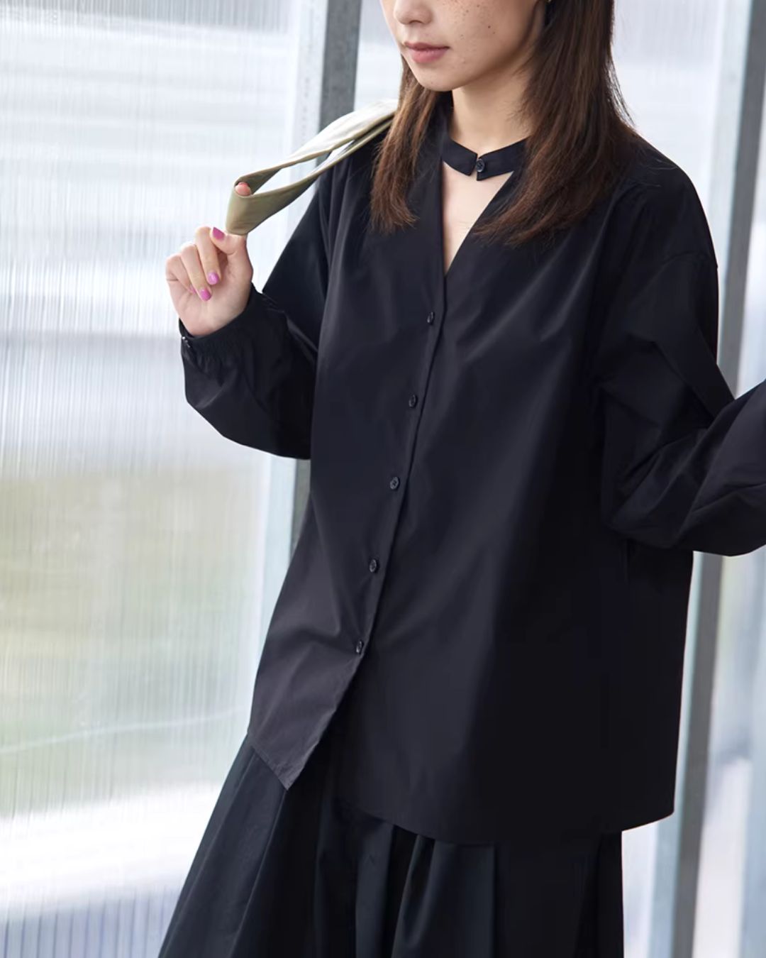 Cutout V-neck Shirt　LS066