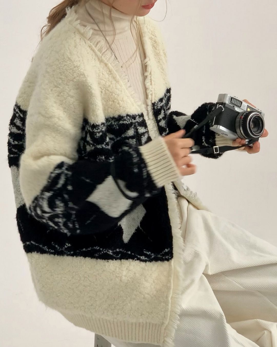 V-neck Geometric Raw Edge Knit Cardigan　KN076